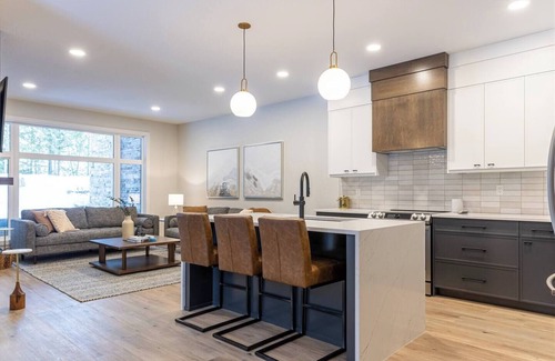 East Kootenay Ski Chalet | Ski In/Out. Luxury with Hot Tub & EV Charger