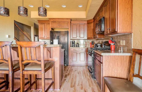 Champion House | SKI in/out on the SOUTHWIND TRAIL, HOT TUB.- best location in Seven Springs