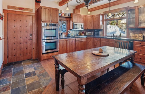 Sandpoint House | Ski-In/Out| Schweitzer Red Behr Inn | Hot Tub