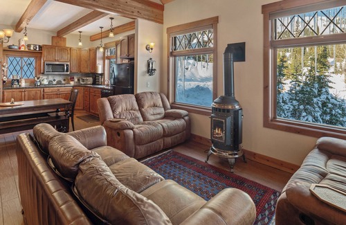 Sandpoint House | Ski-In/Out| Schweitzer Red Behr Inn | Hot Tub