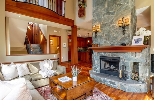 Nordic Estates House | SKI IN/OUT | Spacious 4BR | Hot Tub | Garage For Gear Storage | Managed By Aloha Whistler