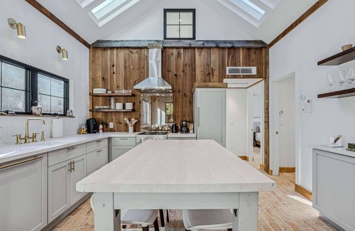 Woodstock House | Ski-In/Out to S6, Sauna & Hot Tub | Little House