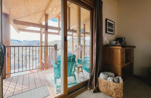 Crested Butte Apartment | Ski-In & Out, Top-Floor CB Condo, Panoramic Mountain View