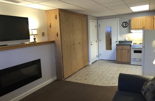 Carrabassett Valley Apartment | Ski In/Out at SugarloafnShort Walk or Shuttle to Bars and Base AreanSleeps 4n