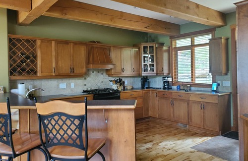 East Kootenay House | Ski In Panorama Cabin with 4 bedrooms and Private Hot tub
