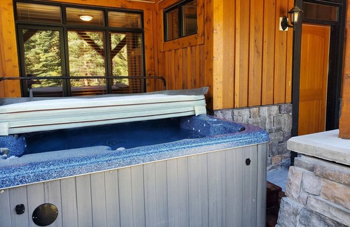 East Kootenay House | Ski In Panorama Cabin with 4 bedrooms and Private Hot tub