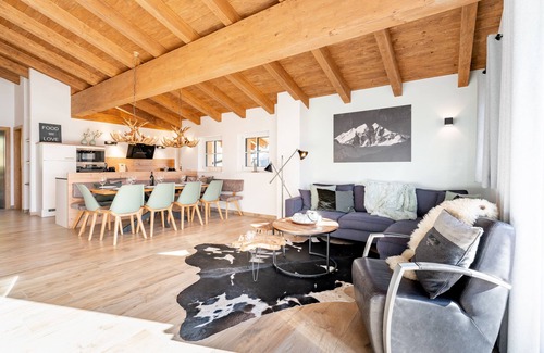 Bramberg am Wildkogel Ski Chalet | Ski-in/ski-out luxury lodge with balcony terrace sauna