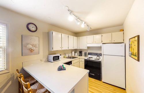 Warm Springs Apartment | Ski-in/ski-out alpine condo with hot tub, sauna, seasonal pool & views