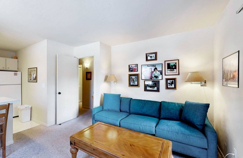 Warm Springs Apartment | Ski-in/ski-out alpine condo with hot tub, sauna, seasonal pool & views