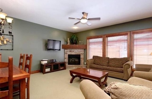 Big White Ski Resort Ski Chalet | Ski-In/Ski-Out Chalet Family-Friendly Happy Valley!