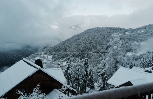Oz Ski Chalet | Ski in Ski out direct on to piste individual chalet with fab views and free WIFI