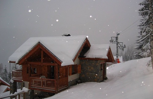 Oz Ski Chalet | Ski in Ski out direct on to piste individual chalet with fab views and free WIFI