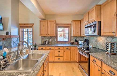 Tamarack Resort House | Ski-In/Ski-Out Donnelly Townhome w/Hot Tub!