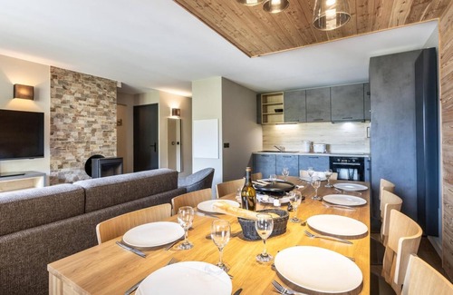 Risoul Apartment | Ski-in/ski-out & foot of the slopes, swimming pool, sauna, hammam, balcony, tv, ski locker, 82-92m²