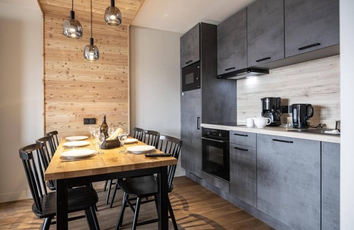 Risoul Apartment | Ski-in/ski-out & foot of the slopes, swimming pool, sauna, hammam, balcony, tv, ski locker, 82-92m²