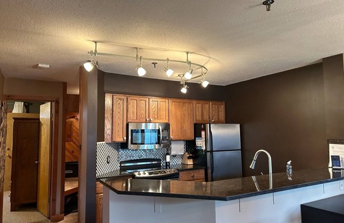 Stratton Mountain Condo | Ski-In Ski-Out OberTal F Building! Skiers and Lift Right Outside your Window!n