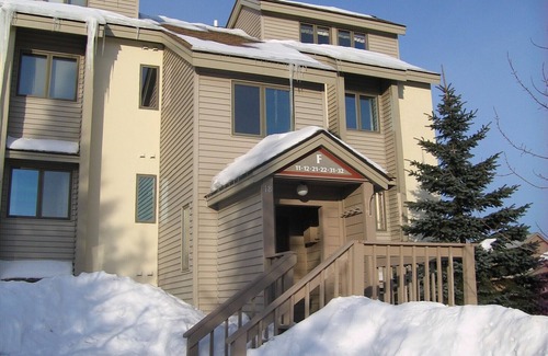 Stratton Mountain Condo | Ski-In Ski-Out OberTal F Building! Skiers and Lift Right Outside your Window!n