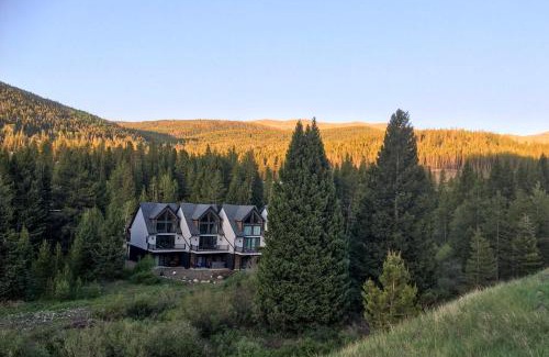 Old Town House | Ski-InandSki-Out Gemini Lift Access! Home with Hot Tub