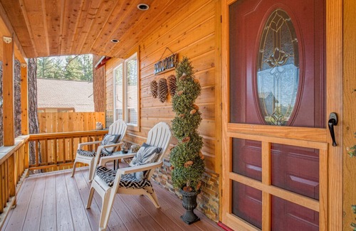 South Lake Tahoe Cabin | Ski Run Retreat: Cozy Tahoe Cabin