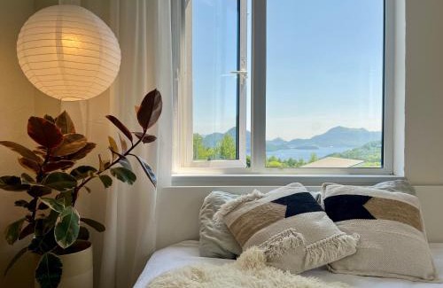 Toya House | Ski Rusutsu in 20min! Lakeview Stay for Up to 6 Guests