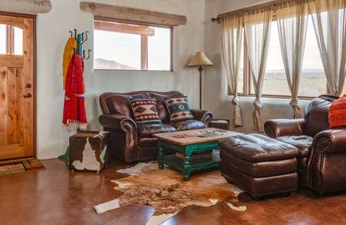 Arroyo Hondo House | Ski Season Availability! Quaint Romantic Getaway in Taos 1-Bedroom, 1-Bath Home