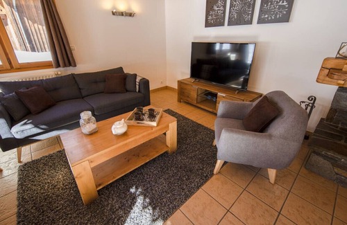 Les Prodains Ski Chalet | Ski-To-Door chalet with real log fire and garden in Morzine-Avoriaz