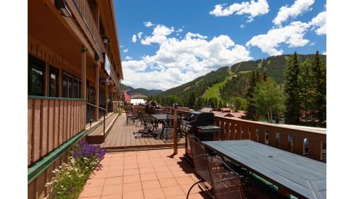 Red River Apartment | Ski View 04 Columbine - On Main Street - WiFi - Cable - Fireplace - Trailer Parking In Back - Patio with Gas Grill