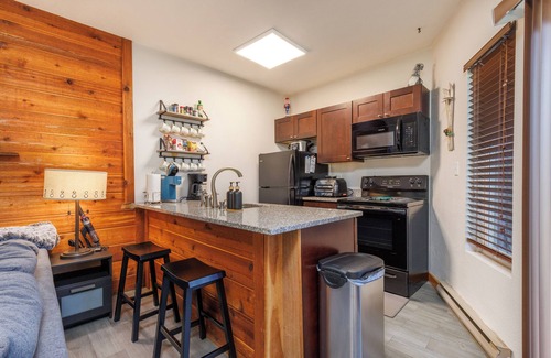 Hidden Valley Ski Chalet | Skier's Paradise: Pet-Friendly, Easy Walk to Main Lift, 4 Beds