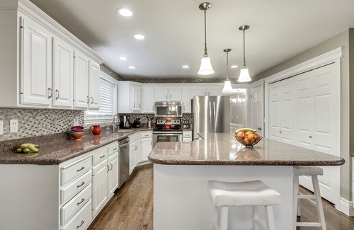 Sandy House | Skiers Dream Location Beautiful large home Close to all ski Resorts and Downtown