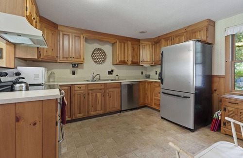 Bridgton House | Skiing, Shopping, Hiking, Snowmobiling - on the water, cozy house