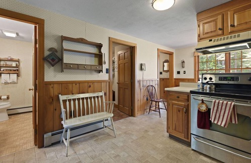 Bridgton House | Skiing, Shopping, Hiking, Snowmobiling - on the water, cozy house