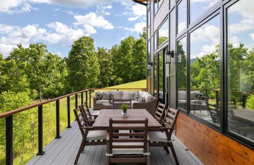 Young Harris House | Skips Hideaway 4br Fall Retreat Hot Tub Dog