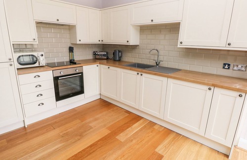 St Ishmaels Cottage | SKOMER COTTAGE, pet friendly, with a garden in Milford Haven
