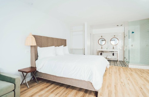 Belmont Shore Hotel | SKS - Superior Room, 1 King Bed with Sofa bed, Non Smoking