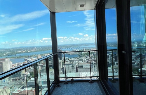 Quartier des Spectacles Apartment | Sky Bridge Spectacular