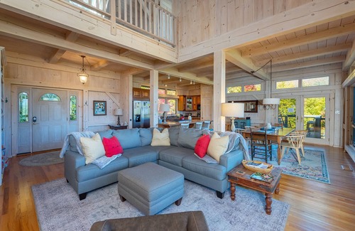 Laurel Ridge Cabin | Sky High at Laurel Ridge | Post & Beam Cabin With Long-range Mountain Views!