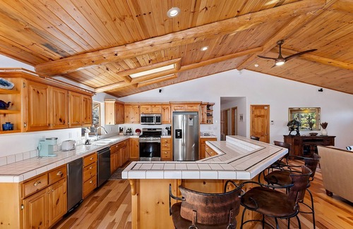 Castle Glen Estates Cabin | Sky Pine Retreat by Destination Big Bear: Log Cabin Home! Game Room! Spa! EV Charger!