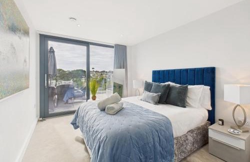 Maenporth Apartment | Skydeck at The Liner – Stylish 2-Bed/2-Bath Top Floor with Panoramic Sea Views