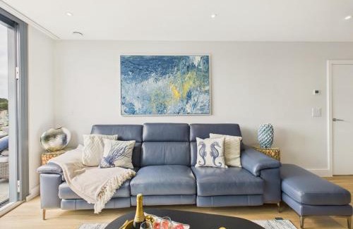 Maenporth Apartment | Skydeck at The Liner – Stylish 2-Bed/2-Bath Top Floor with Panoramic Sea Views