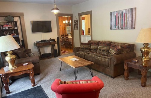 West Bridgewater Apartment | Skyeship House in Woods - 8 Beds wHot Tub