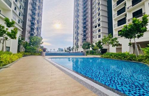 Central Seberang Perai Apartment | SkyHigh Family suites - 3BR, swimming pool, KTV & Game sets & many more!