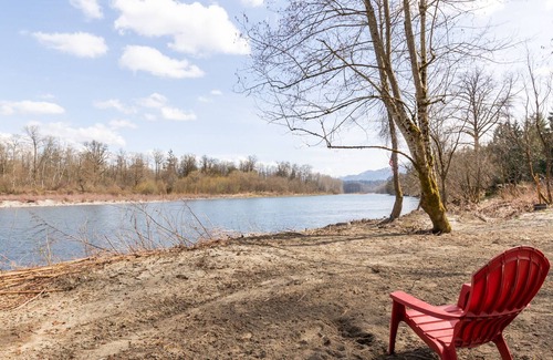 Monroe House | Skykomish River Estate: private riverfront acreage, hot tub, sandy beach