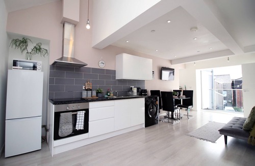 Castle Apartment | Skyline Immaculate 2-bed Apartment in Swansea