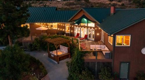 Oakhurst House | Skyline Lodge- 5 bedrooms with stunning views