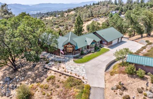 Oakhurst House | Skyline Lodge- 5 bedrooms with stunning views
