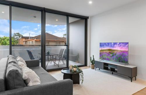 East Brisbane Apartment | Skyline n Rooftop Pool 2BR Modern Stay Near CBD