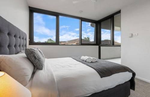 East Brisbane Apartment | Skyline n Rooftop Pool 2BR Modern Stay Near CBD