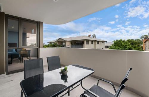 East Brisbane Apartment | Skyline n Rooftop Pool 2BR Modern Stay Near CBD