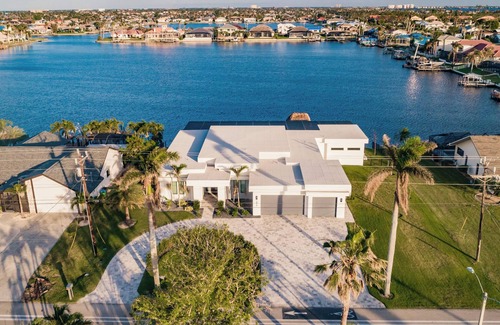 Eight Lakes House | Skyline Paradise Charming 5-bedroom house with WiFi and AC in lovely Cape Coral