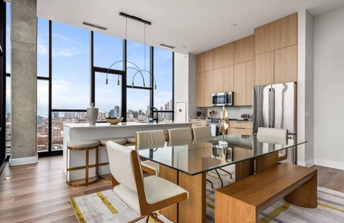 River West Apartment | Skyline Penthouse Duo: 6 Bedrooms for Large Groups